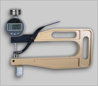 Digitální tloušťkoměr na textil 0-10 mm, třmen 200 mm, dotely pům. 50,42 mm (1 kPa/20 cm2)